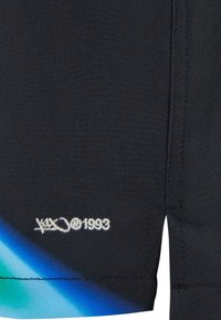 Svarte shorts med et blått gradientdesign, glatt tekstur og brodert logo med "1993." Sømmen er synlig langskantene.
