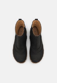 Černé kožené kotníkové boty s kulatou špičkou, prošitým detailem a bočním zipem, s texturovanou hnědou gumovou podešví.