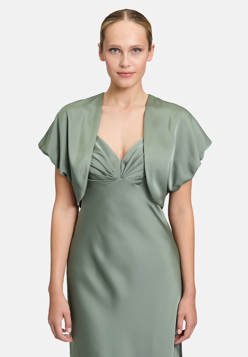 Groene satijnen jurk met geplooide bodice en een schouderstijl korte overlay. Gladde textuur, getailleerd silhouet en een diepe V-hals.