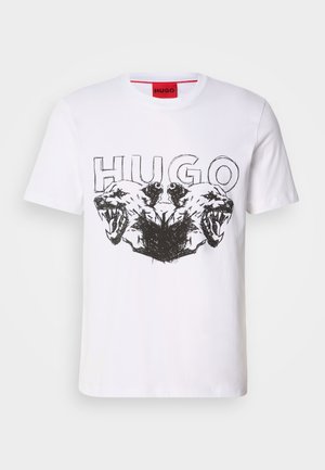 Hvid bomulds T-shirt med sort grafisk tryk af to brølende panterhoveder med ordet "HUGO" ovenfor. Korte ærmer, rund halsudskæring.