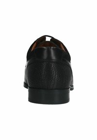 Chaussures en cuir noir avec un motif texturé sur le dessus, de forme arrondie, et une semelle noire robuste ; présentent des accents découpés au niveau du talon.