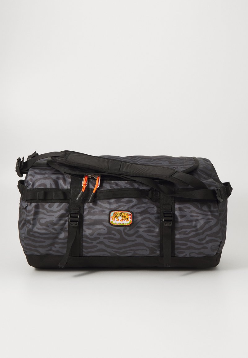 The North Face BASE CAMP DUFFEL S UNISEX - Valigia - black/tiger stripe