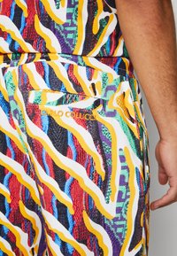 Carlo Colucci UNISEX - Rövidnadrágok - white/multicolor