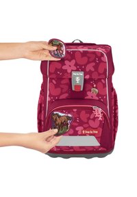 Rode en roze gestreepte rugtas met een paardenpatch die wordt bevestigd. Heeft een klepclosure en meerdere vakken met zilveren accenten.