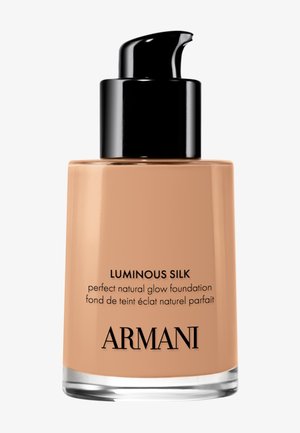 Klare Glasflasche mit schwarzem Pumpspender, gefüllt mit beige-farbener Armani Luminous Silk Natural Glow Foundation.