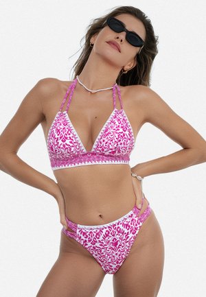Set bikini rosa e bianco con motivo floreale, composto da un top a triangolo con spalline regolabili e slip a vita alta. Rifiniture testurizzate.
