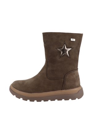 Brauner Wildleder-Stiefel bis zur Mitte der Wade mit robuster Sohle, metallischem Stern-Patch und kleinem rechteckigem Markenlabel nahe dem oberen Rand.