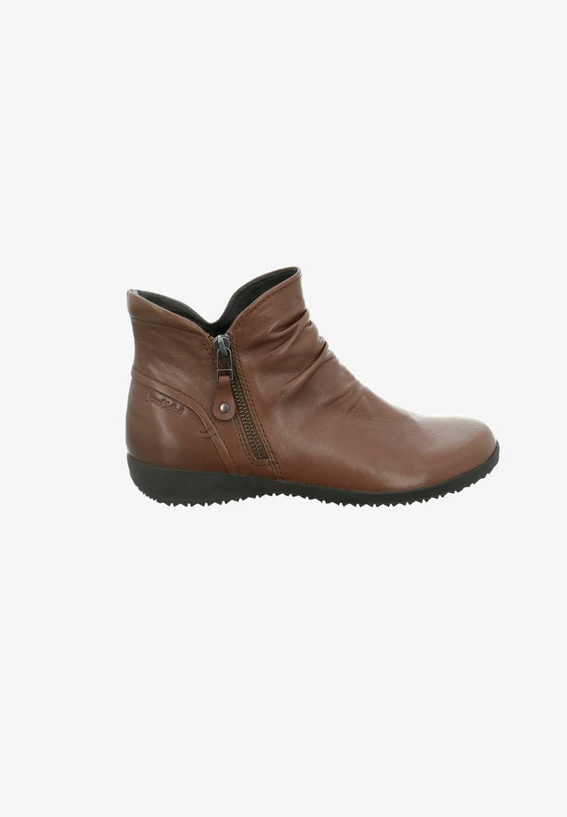 Stivale alla caviglia in pelle marrone con design arricciato, zip laterale, punta arrotondata e suola nera testurizzata. Branding discreto di lato.