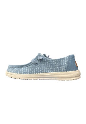 Scarpa casual azzurro chiaro senza lacci con tomaia in tessuto strutturato, dettaglio con lacci e suola testurizzata color avorio.