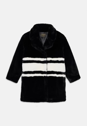 Cappotto in pelliccia sintetica nera con strisce bianche, colletto a punte e maniche lunghe. La texture appare morbida e soffice.