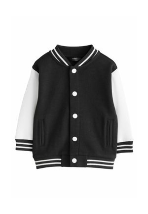 Veste varsity noir et blanc avec un devant à boutons, des manches blanches, des poignets rayés, un col et une taille, ainsi que deux poches avant.
