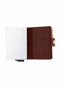 Bruine leren portemonnee met geperst patroon, opengevouwen om een witte RFID-veilige metalen kaarthouder en een ritssluiting met drukknoop te tonen.