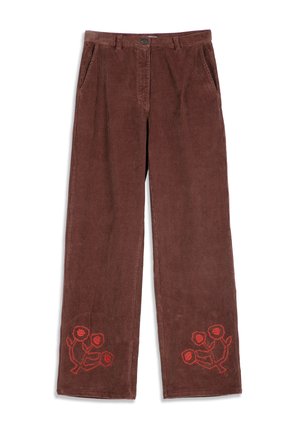 Pantalon large en velours côtelé marron avec poches avant et broderie florale rouge près du bas de chaque jambe.