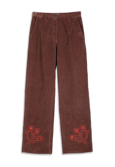 Pantalon large en velours côtelé marron avec poches avant et broderie florale rouge près du bas de chaque jambe.