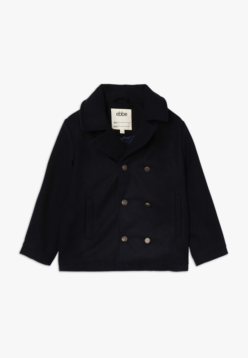 Tmavě modrý dvouřadý kabát z vlny, s velkými předními kapsami a stříbrnými knoflíky. Kabát má klopový límec a měkkou texturu.