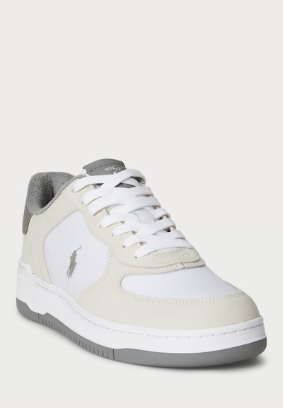 Tenisky s bielym sieťovinovým zvrškom a sivými semišovými akcentmi, okrúly priehlavok, biele šnúrky a sivá gumová podrážka. Diskrétne logo na boku.