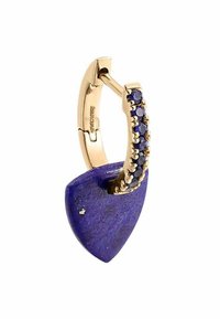 Pendiente de aro de oro con un colgante triangular de lapislázuli, adornado con pequeñas piedras azules en el borde superior. Textura suave, color vibrante.
