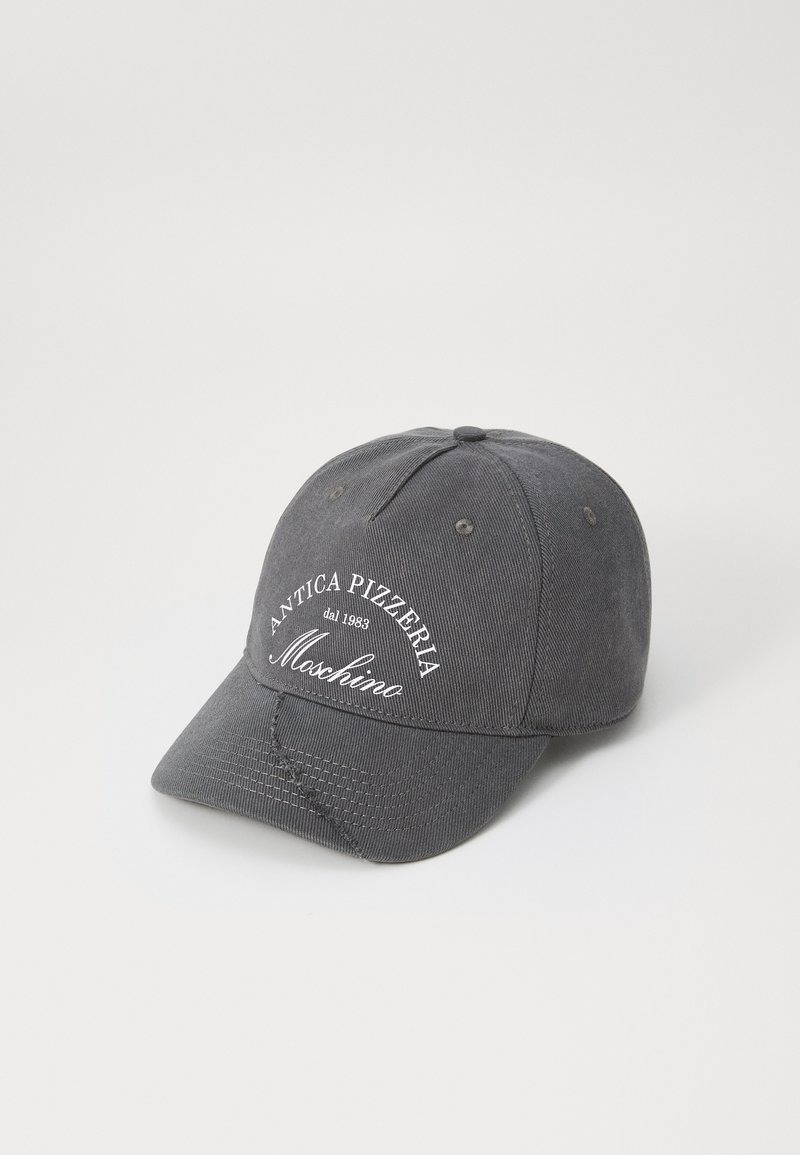 Casquette de baseball en coton gris avec le texte brodé blanc "ANTICA PIZZERIA dal 1983 Moschino," avec une visière courbée et une sangle arrière ajustable.
