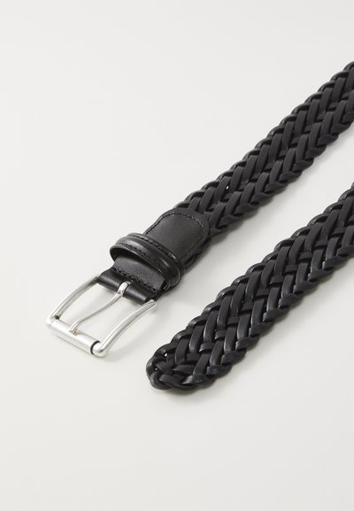 Cinturón de cuero trenzado negro con una hebilla de metal plateada y una punta de cuero suave, que presenta un diseño trenzado para añadir textura.