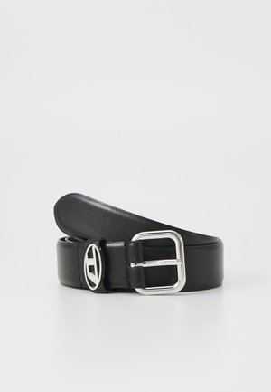 Cinto de couro preto com uma textura suave, apresentando uma fivela retangular de metal prata e um detalhe em forma de logotipo circular na alça do cinto.