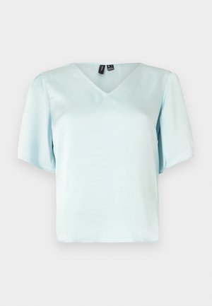 Helles blaues V-Ausschnitt-Blusenshirt mit kurzen Puffärmeln, aus glattem Stoff gefertigt, mit lockerer Passform und ohne sichtbare Muster oder Verzierungen.