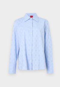 Világoskék hosszú ujjú ing, gombos gallérral, finom dombornyomott mintával és fehér gombokkal az elülső patté mentén.