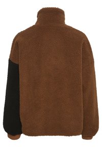 Ruskea fleece-vetoketjutakki, jossa mustat hihat, korkea kaulus ja teksturoitu kangas. Ominaisuuksiin kuuluu rento istuvuus ja resorit hihansuissa.