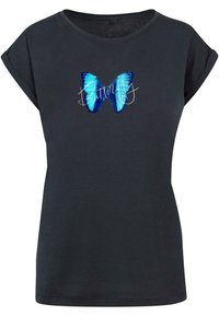 Svart t-skjorte med et blått sommerfugl-design og hvit kursiv tekst "Butterfly" foran. Kortermet og avslappet passform.