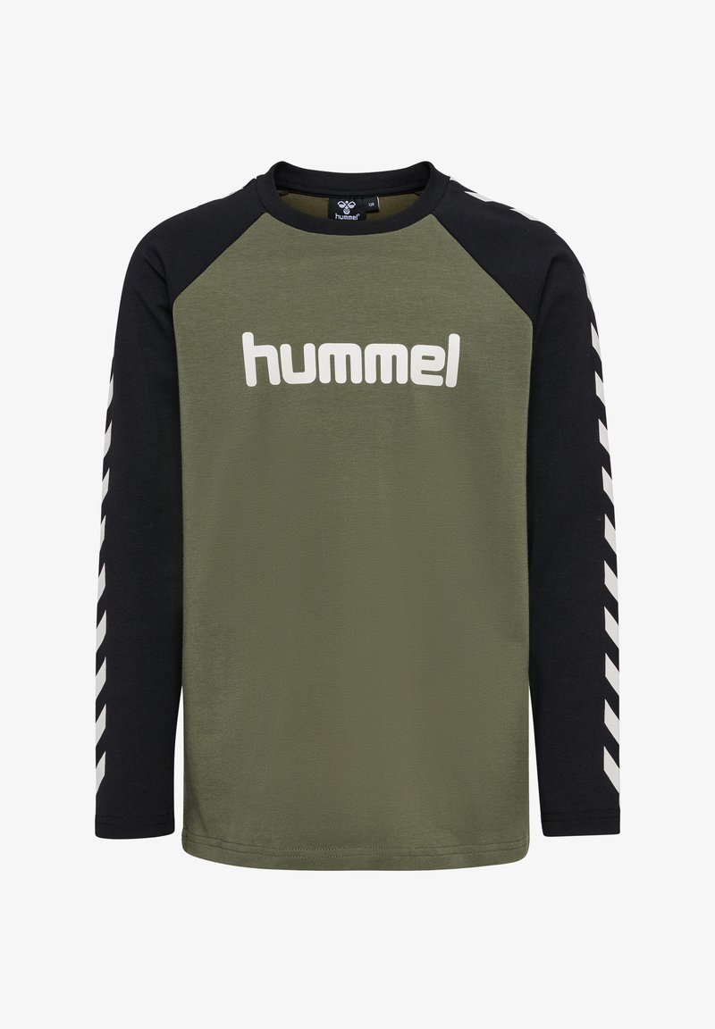 Långärmad t-shirt med en kaki grön kropp och svarta raglanärmar. Har en framträdande vit "hummel"-logga och en chevronmönster på ärmarna.