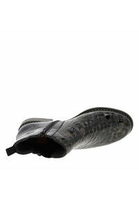 Stivale alla caviglia nero lucido con un motivo testurizzato ispirato ai rettili. Presenta una cerniera laterale e una punta arrotondata. Suola in gomma resistente.