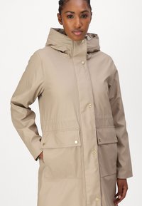 Barbour International WYATT SHOWERPROOF - Αδιάβροχο μπουφάν - light trench