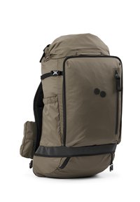 Khaki-Rucksack mit strukturiertem Finish, ausgestattet mit einer großen Fronttasche, verstellbaren Riemen und einem schwarzen Bodenelement. Reißverschlussverschlüsse an allen Taschen.
