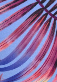 Textilní povrch s modrým pozadím a živými, tekoucími vzory v odstínech růžové, fialové a oranžové. Měkká textura látky.