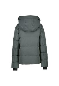 Chaqueta acolchada en gris oscuro con capucha extraíble, textura acolchada, puños acanalados y corte recto, con un diseño de marca minimalista.