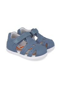 Sandalias sintéticas azules con un diseño abierto, con cintas de velcro, suelas blancas y acentos naranjas en el interior. Material transpirable y flexible.