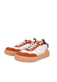 Sneaker in suede bianco e ruggine con suola arancione texture, design con lacci e accentuazione marrone sul tallone. Presenta un'etichetta con logo sul lato.