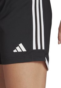 Schwarze Sportshorts mit drei weißen Streifen an den Seiten, ausgestattet mit einem weißen Adidas-Logo am Saum und einer atmungsaktiven Mesh-Textur.