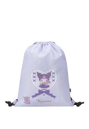 Hellviolette Kordeltasche mit der Figur Kuromi in einem Herz, lila Schleife und Teddybär-Design auf der Vorderseite.