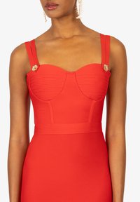 Rotes, figurbetontes Kleid mit geripptem Muster, strukturiertem Oberteil, breiten Trägern und floralen Hardware-Akzenten an den Trägern, das ein schlankes Design präsentiert.