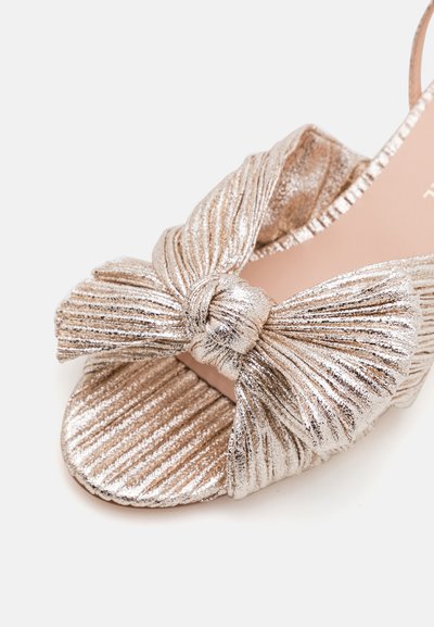 Metalické zlaté wedge sandále s detailom z uzla, z vrúbkovaného materiálu, otvorenou špičkou a hladkým vnútorným podšívkou.