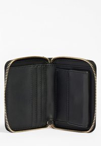 Portafoglio nero con zip e hardware dorato, dotato di più slot per carte e una superficie liscia, caratterizzato da un design minimalista.