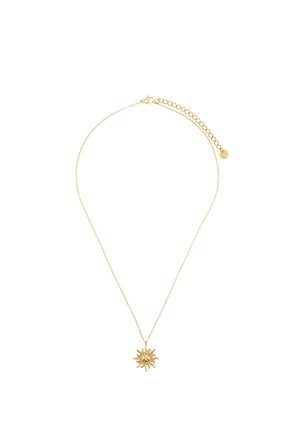 Delicata collana a catena d'oro con un ciondolo a forma di sole che presenta un volto sorridente e raggi ondulati, chiusa con un moschettone.