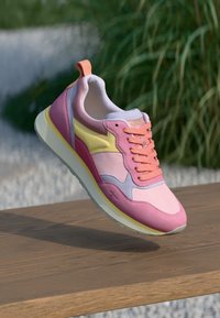 Ροζ και μωβ αθλητικό παπούτσι με κίτρινες λεπτομέρειες, υφή από δέρμα, καουτσούκ σόλα και στρογγυλή μύτη. Διαθέτει κορδόνια και ακίδα στις φτέρνες.