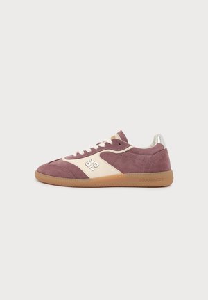 Niedrig geschnittener Wildleder-Sneaker in Mauve mit weißem Seitenpanel, Gummisohle, weißen Schnürsenkeln und metallisch silberner Fersenlasche, Seitenansicht links.