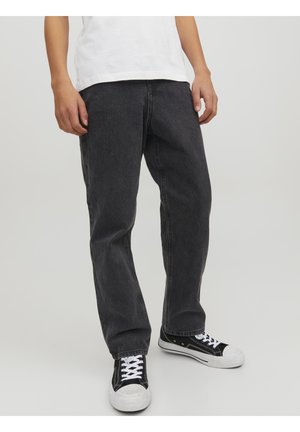 Sorte denim jeans med en afslappet pasform, der har et klassisk fem-lomme design og synlige stikninger, parret med sorte og hvide sneakers.