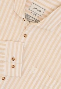 Kerge beež riba tüüpi linane segu särk, millel on krae, pruunid nööbid ja rinnatasku. Sildil on märk 'JOULES', suurus medium.