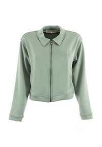 Giacca zip-up verde chiaro con colletto, dotata di tasca frontale e logo ricamato "BM". Texture liscia e design accorciato.
