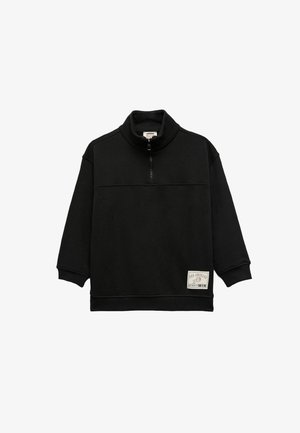 Zwarte pulloverjack met een hoge kraag en een halve rits, voorzien van lange mouwen, een textuurstof en een rechthoekig logo-opdruk aan de voorkant.