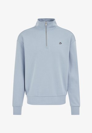 Jasnoniebieski pulower z suwakiem przy szyi o luźnym kroju. Posiada prążkowane mankiety i dół oraz małe czarne logo ptaka na piersi. Miękki materiał.