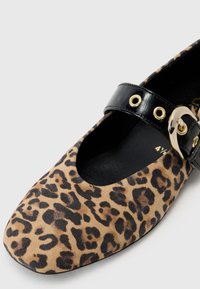 Leopardmønster flate sko med åpen tå, i semsket skinnmateriale, svart lærreim, gullfarget spenneakcent og avrundet tåform.